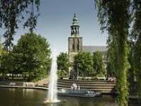 Marktplein met Oude kerk aan de Vecht.