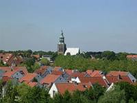 De Oude Kerk is prominent aanwezig.